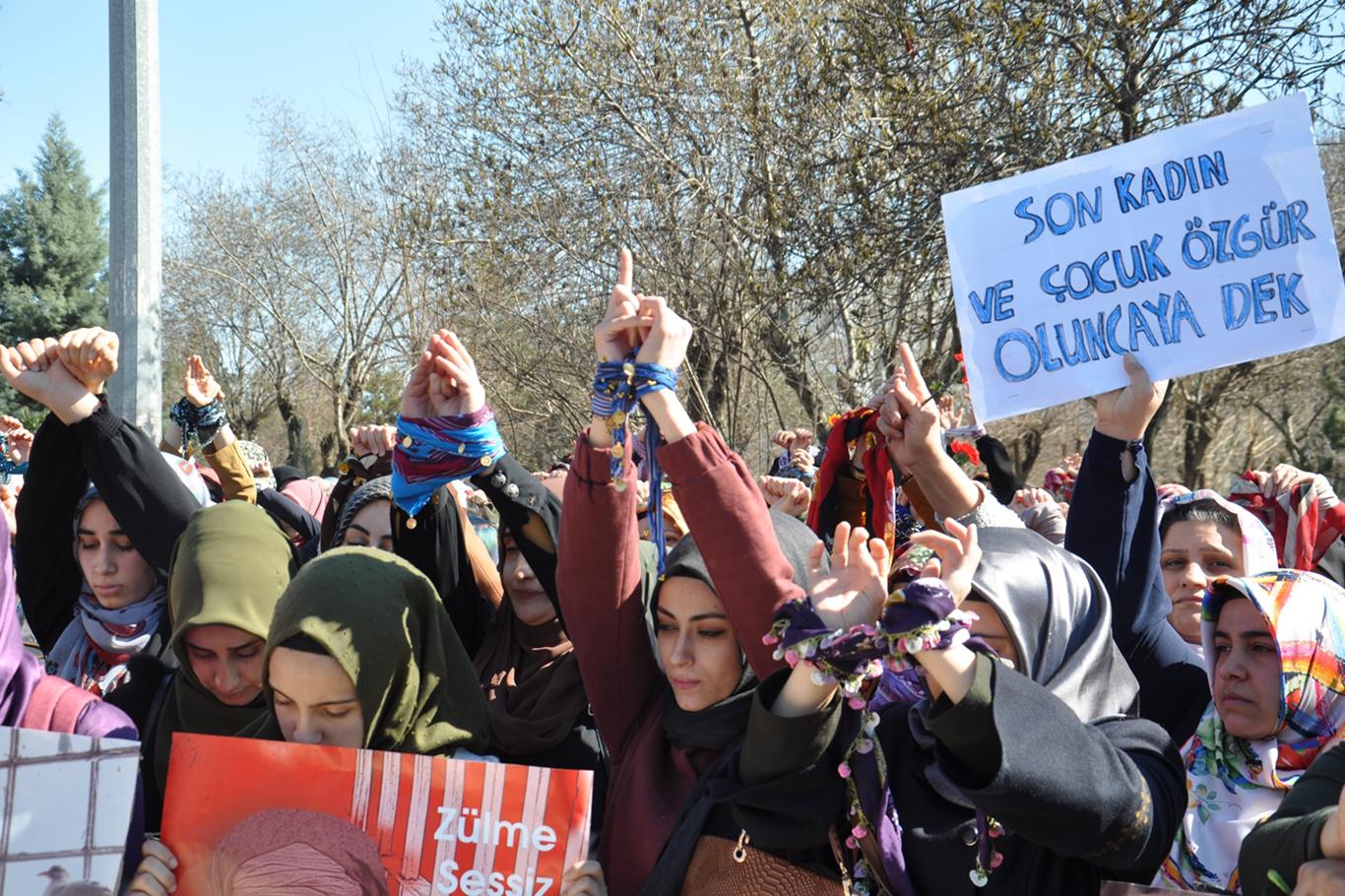 Zindandaki Suriyeli kadınların özgürlüğü için eylem yaptılar